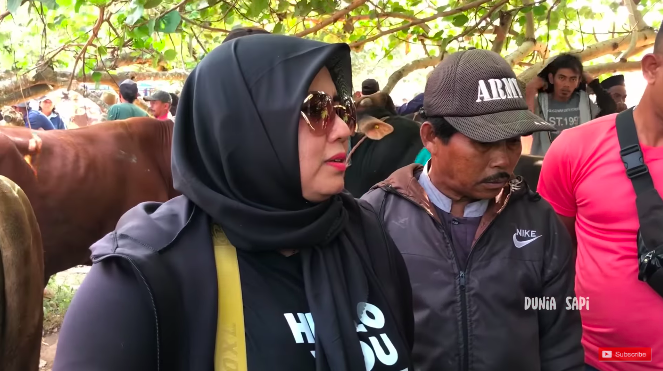 wanita asal cijantung bawa duit satu tas dikerubuti laki laki pedangan sapi