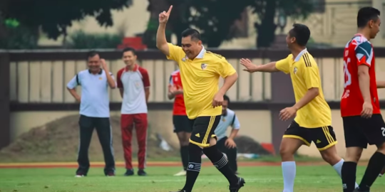 Jenderal Bintang 3 Polri Cetak Gol Cantik, Netizen Sebut 'Dilema Kiper, Takut Mutasi'