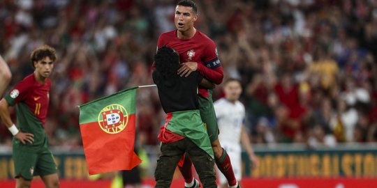 Reaksi Cristiano Ronaldo Dipeluk dan Gendong Suporter Nekat Penerobos Lapangan