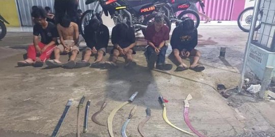 Markas Gangster di Depok Ditemukan, Ada Puluhan Botol Miras dan Banyak Senjata