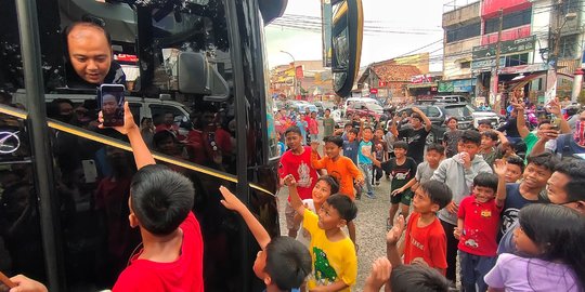 Wajah Ceria Anak-Anak Berburu Suara Telolet Bus di Akhir Pekan