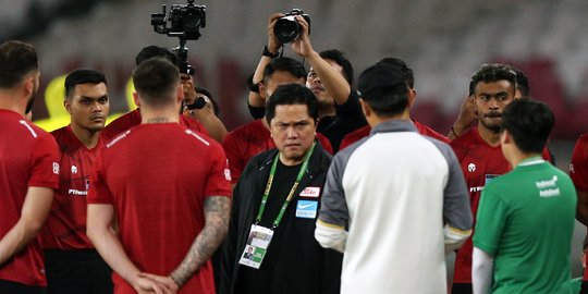 Wajah Serius Erick Thohir Saat Beri Arahan Timnas Indonesia Sebelum Latihan di SUGBK