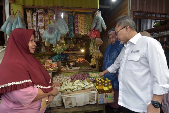 menteri perdagangan zulkifli hasan meninjau pasar mardika di kota ambon