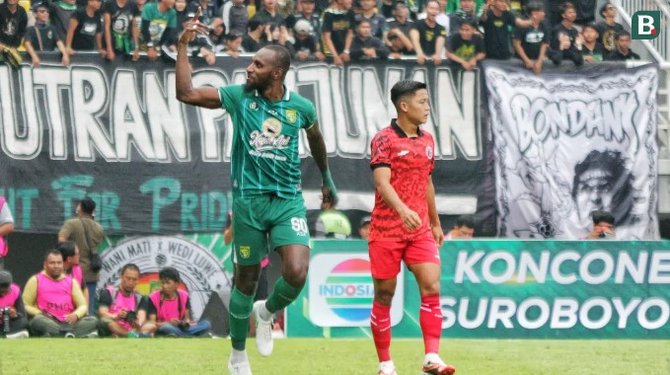 persebaya vs persija pada anniversary game di stadion gbt surabaya