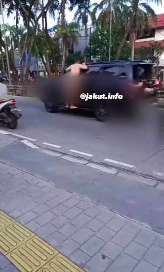 bikin geger pria telanjang bulat gelantungan di mobil sedang melintas