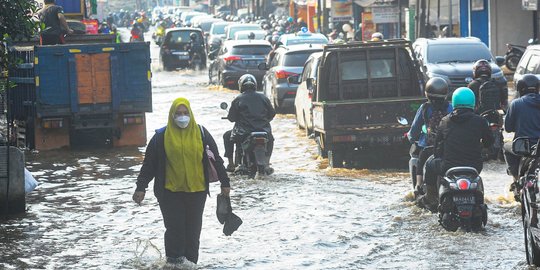 Banjir Kiriman Bogor Genangi Simpang Mampang, Lalu Lintas Depok ke Sawangan Mengular