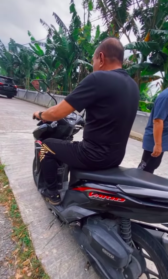 gubernur eks pangkostrad tancap gas naik motor ternyata beri makan kambing amp sapi