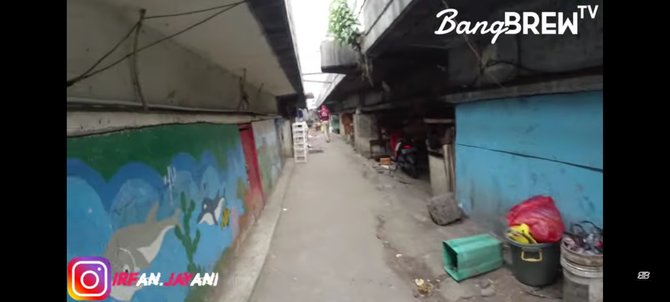 viral potret perkampungan di kolong jembatan jakarta ada sekolah
