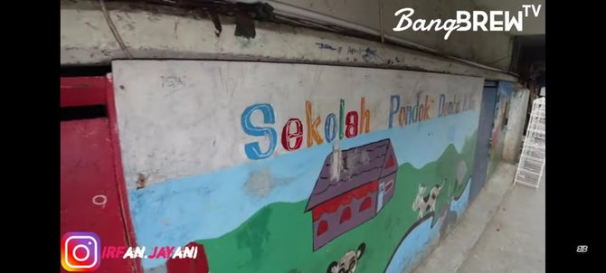 viral potret perkampungan di kolong jembatan jakarta ada sekolah