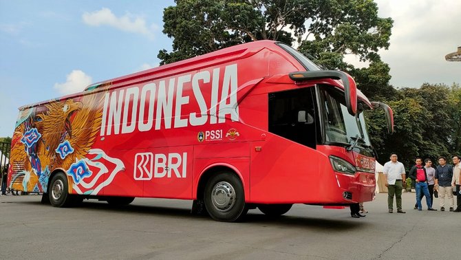 bank bri menyerahkan satu unit bus untuk timnas indonesia kepada pssi di gbk stadium