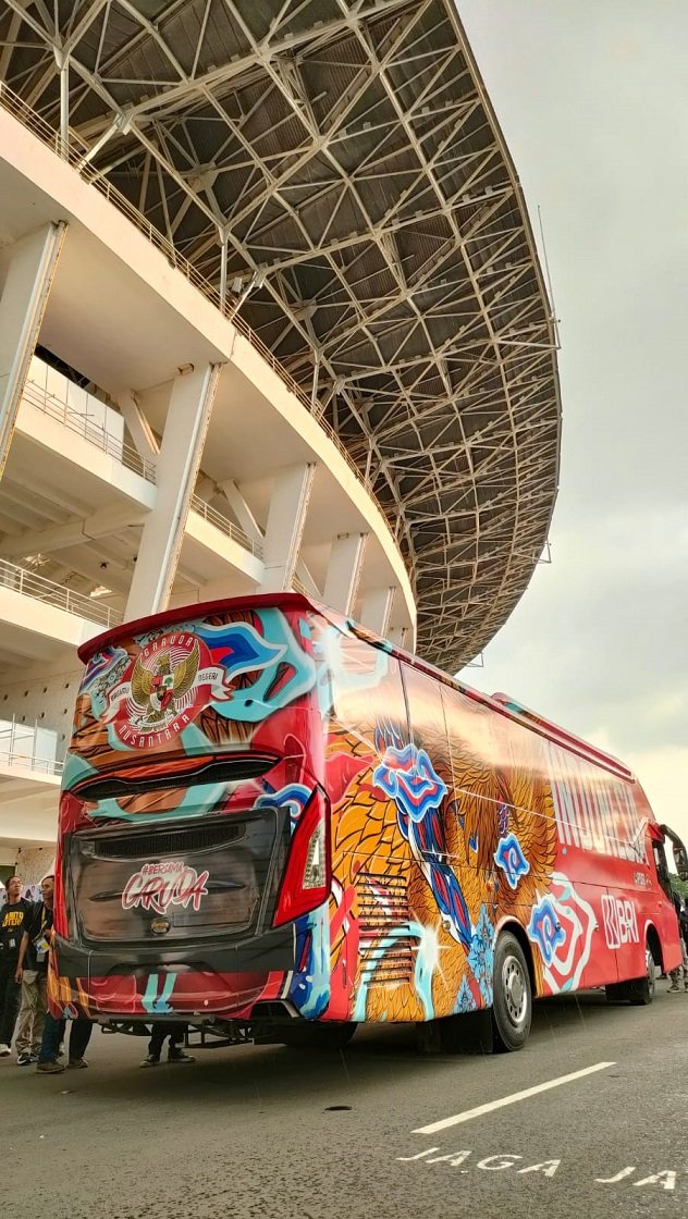 bank bri menyerahkan satu unit bus untuk timnas indonesia kepada pssi di gbk stadium