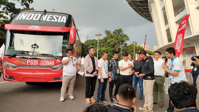 bank bri menyerahkan satu unit bus untuk timnas indonesia kepada pssi di gbk stadium