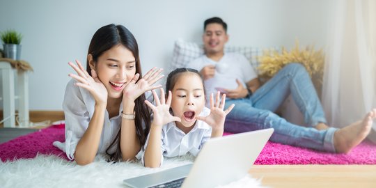 Orang Tua Wajib Paham, Begini Tips Membangun Pondasi Literasi Digital pada Anak