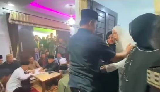 isak tangis pasangan ini gelar akad nikah depan jenazah sang ibu yang telah meninggal