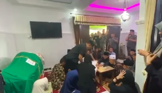 isak tangis pasangan ini gelar akad nikah depan jenazah sang ibu yang telah meninggal