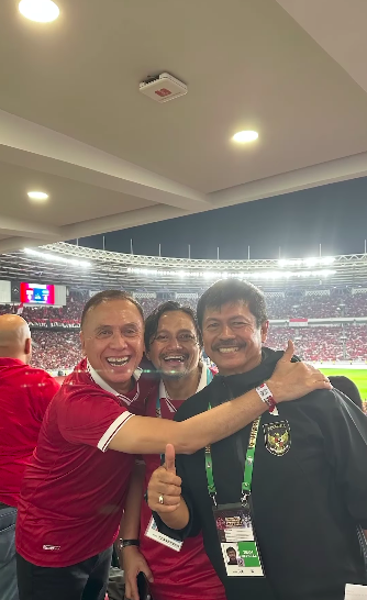 keseruan pensiunan jenderal bintang 3 polri nobar timnas vs argentina sama cucu