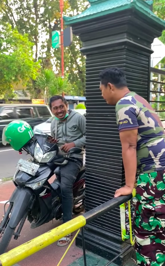 prajurit tni tunda mandi gara gara lihat sopir ojol bikin kaget ternyata lakukan ini