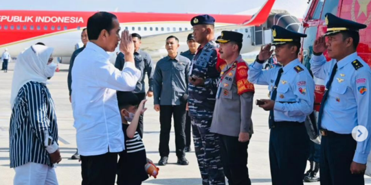 Ikut Jokowi ke NTB, Begini Gaya Jan Ethes Naik Helikopter Super Puma TNI AU