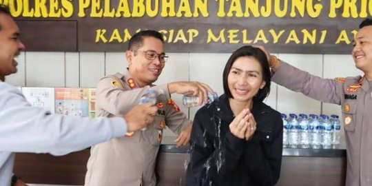 Wakapolres Cantik Tiba-Tiba Disiram Air Kemasan sama Para Anggota, Kenapa?