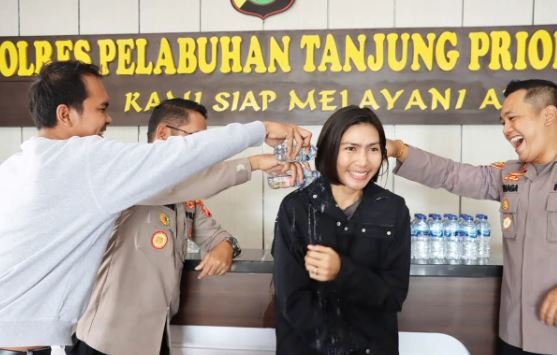 wakapolres cantik tiba tiba disiram air kemasan