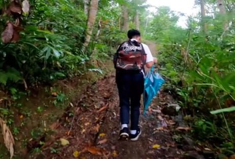 tinggal di tengah hutan perjuangan siswa ini berangkat sekolah berjalan kaki sejauh 3 km