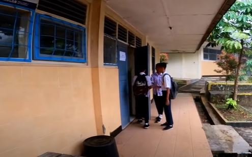 tinggal di tengah hutan perjuangan siswa ini berangkat sekolah berjalan kaki sejauh 3 km