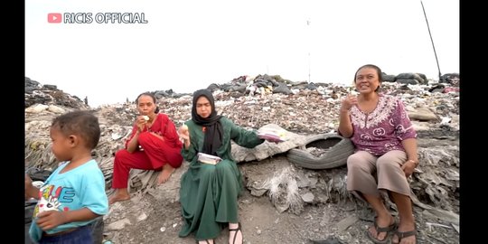 Salut! 6 Potret Ria Ricis Berbagi Makanan di TPS, Tak Sungkan Makan Bareng Warga