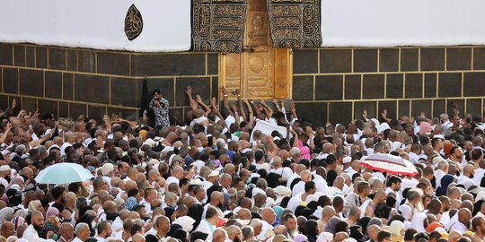 Potret Ribuan Jemaah Haji Sesaki Multazam, Tempat Paling Mustajab untuk Berdoa