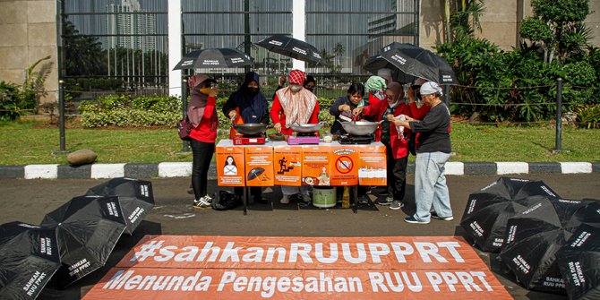 Tuntut Pengesahan UU PPRT, Aktivis Masak Nasi Goreng untuk DPR