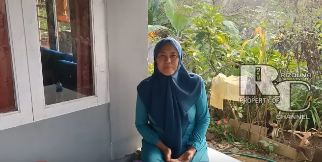 pensiun dari stasiun tv swasta wanita ini pilih tinggal di hutan