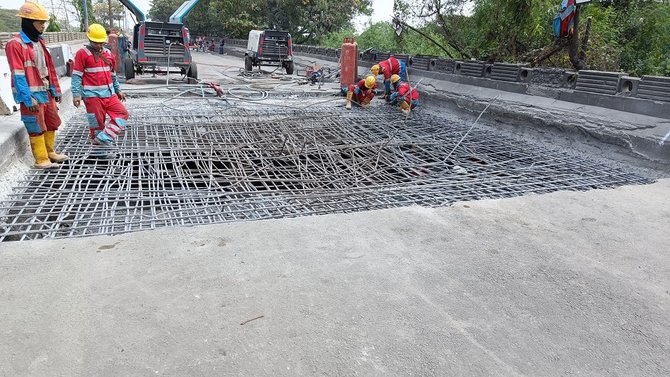 perbaikan jembatan berlubang di marunda