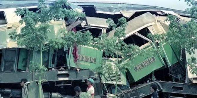 Foto Kereta Api 'Tragedi Bintaro 1987' Sebelum dan Sesudah Kecelakaan