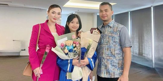 Potret Zaskia Gotik saat Hadir di Acara Wisuda Anak Sambung, Kompak Bareng Imel Putri