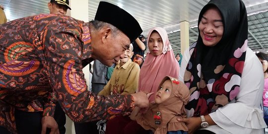 Menko PMK Jadi Bapak Asuh 5 Anak Stunting di Kabupaten Lampung Utara