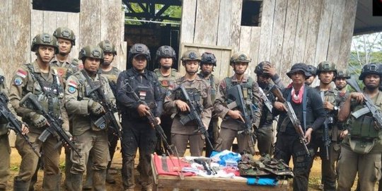 TNI dan Polri Gerebek Markas KKB di Yapen, Sita Bendera Bintang Kejora dan Pistol