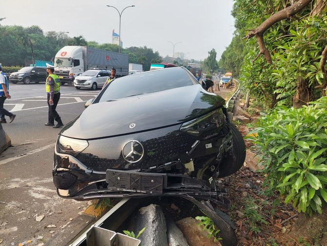 mercedez benz kecelakaan tunggal di tol