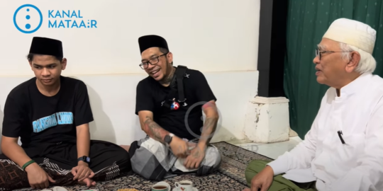 Tunaikan Nazar, Momen Bahagia David Ozora Sowan ke Gus Mus, Makan Banyak Pakai Cumi