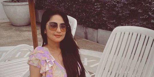 Berurai Air Mata, ini Alasan Dewi Perssik Beri Uang Dollar Gepokan ke Sang Ibu