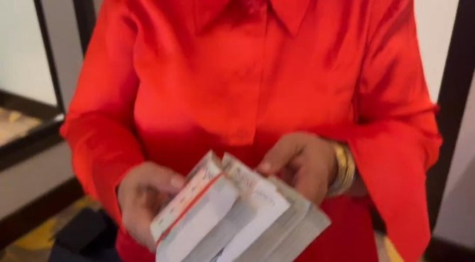 dewi perssik beri uang dollar banyak banget buat mama ini rahasiaku selama berkarierv