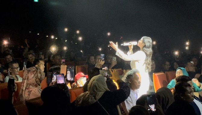 potret konser dewi perssik di singapura