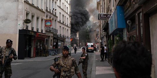 Ledakan Dahsyat Guncang Paris, Pasukan Bersenjata Lengkap Langsung Siaga