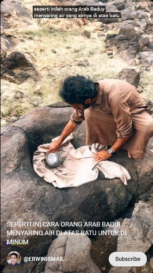 cara arab badui mengambil air di atas batu untuk di minum