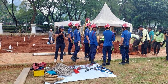 Potret Damkar Bantu Pemakaman Fajri Obesitas di TPU Menteng Pulo, Katrol Disiapkan