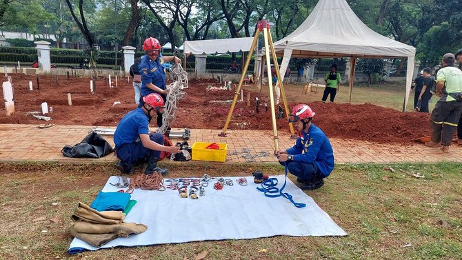 petugas damkar bantu pemakaman fajri obesitas