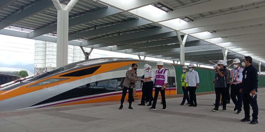 Menko Luhut Beri Sinyal Kereta Cepat Bakal Dilanjutkan Sampai Surabaya