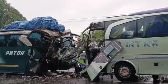 Dua Bus 'Adu Banteng' di Jalan Penghubung Riau-Sumut, Lalu Lintas Macet 9 Kilometer