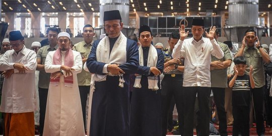 Momen Jokowi Ajak Jan Ethes Jumatan di Istiqlal, Barisan Paspampres Siaga di Belakang