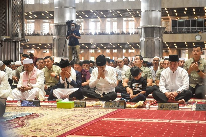 jokowi ajak jan ethes salat jumat di masjid istiqlal