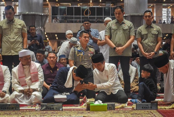 jokowi ajak jan ethes salat jumat di masjid istiqlal