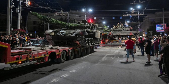 Tentara Bayaran Wagner Mundur dari Rostov, Warga Bersorak saat Tank-Tank Diangkut